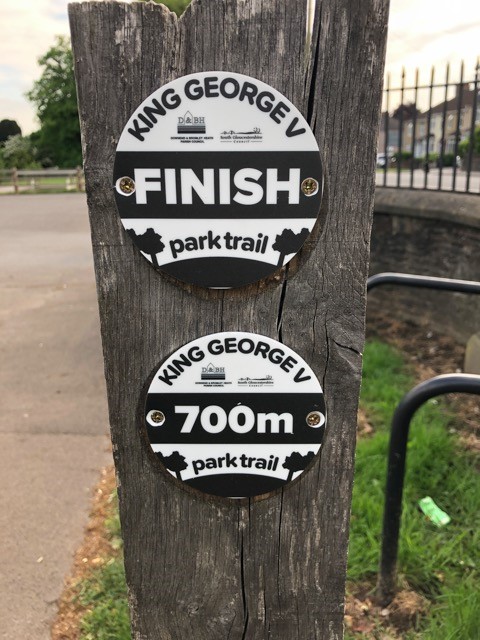 King George V 700 meter Park trail signs, on one of the wooden post at the carpark